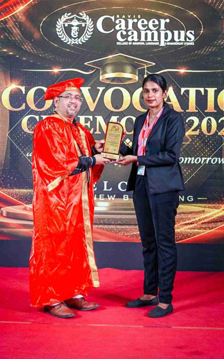 dona-kunjachan-receives-an-award-from-career-campus